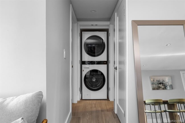 Building Photo - 185 W Park Ave