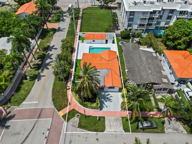 Building Photo - 1221 Biarritz Dr