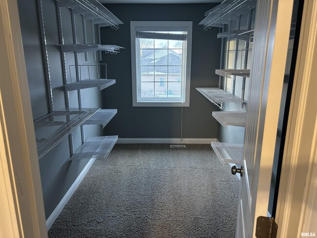 Building Photo - 2116 W Geneva Rd