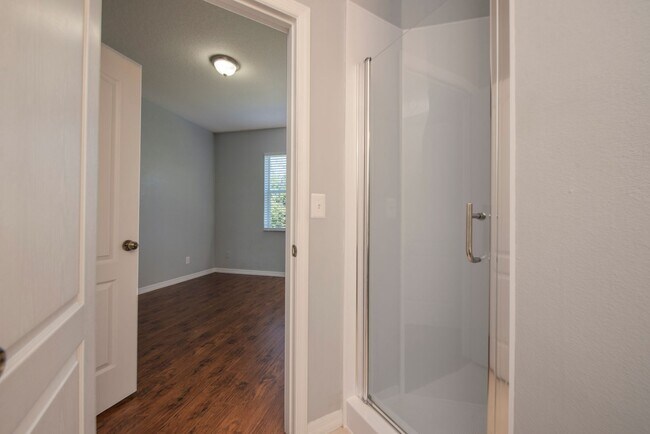 Building Photo - 2 Bedroom /2.5 bathrooms Town House. Just ...