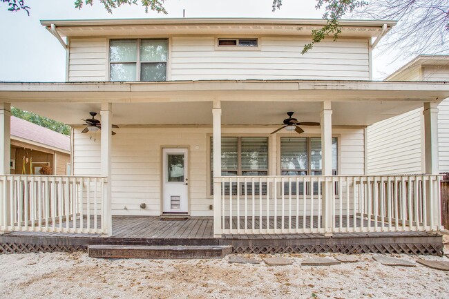 Building Photo - 3 Bedroom/2.5 Bath Pecan Hill Subdivision
