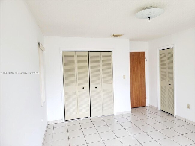 Building Photo - 5205 SW 102nd Pl