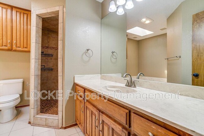Building Photo - 6428 Lago Vista Dr