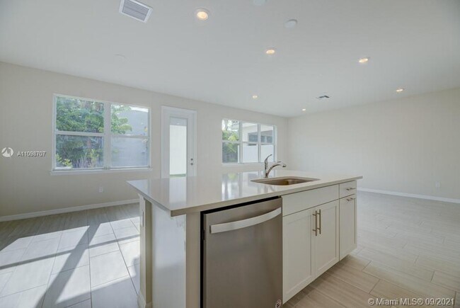 Building Photo - 1585 Evergreen Terrace