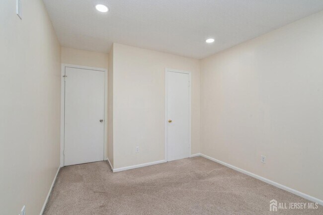 Building Photo - 57 Woodmere Dr