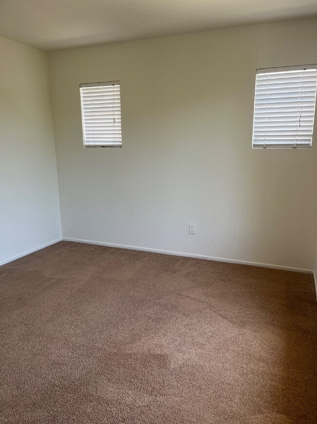 Building Photo - "Charming 3-Bed, 2.5-Bath Home in Oxnard –...