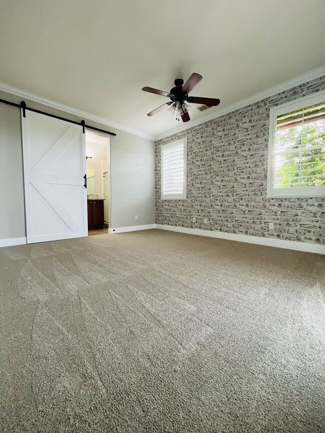 Building Photo - Beautiful, freshly renovated home in Avalon gated community in Visalia!