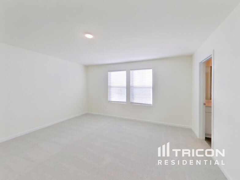 Building Photo - 1066 Large Poppy Dr