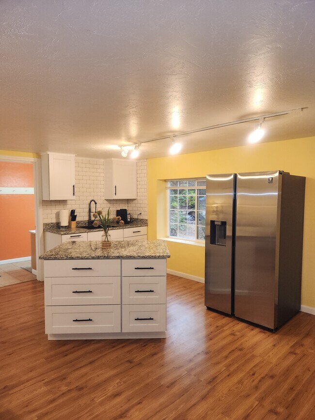 Building Photo - 1428 Crown Ave