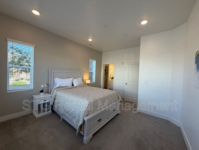 Building Photo - 5801 S Garnet Dr