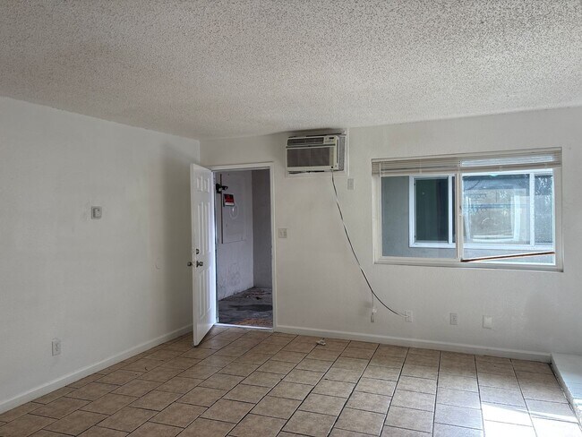 Building Photo - 828 Astor Dr