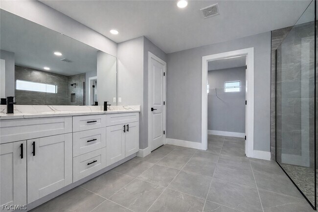 Building Photo - 224 SE 13th Terrace