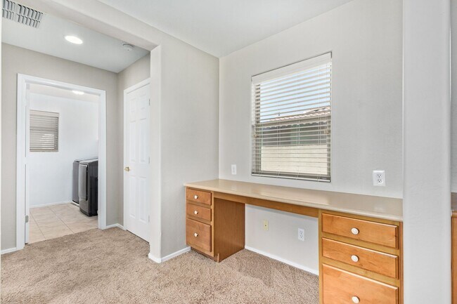 Building Photo - Gorgeous 3 bed/2 bath in Power Ranch!