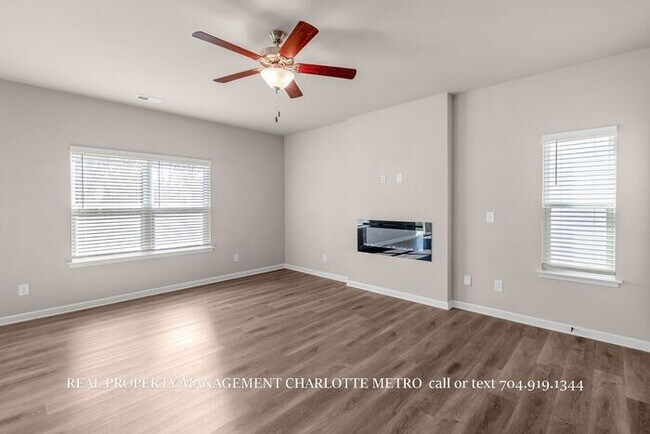 Building Photo - Stunning 4-bedroom, 2.5-bathroom home located in the vibrant city of Charlotte, NC.