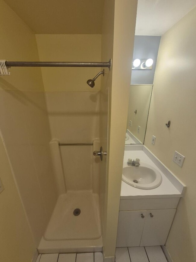 Building Photo - 160 Park St