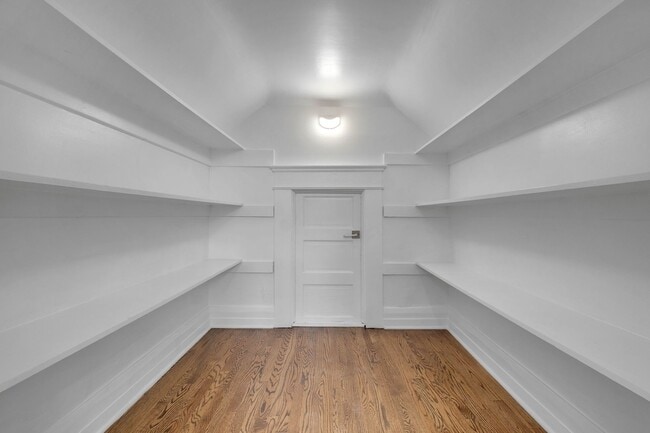 Building Photo - This spacious 1 bed, 1 bath apartment in a small, peaceful property in prime Lincoln Heights is n...