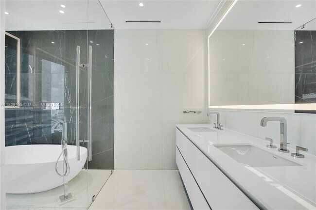 Building Photo - 300 Biscayne Blvd Way