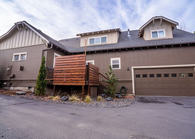 Building Photo - Amazing Updated Braeburn Townhome close to all Bend has to offer!