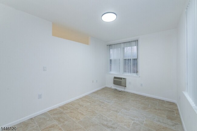 Building Photo - 467 Valley St