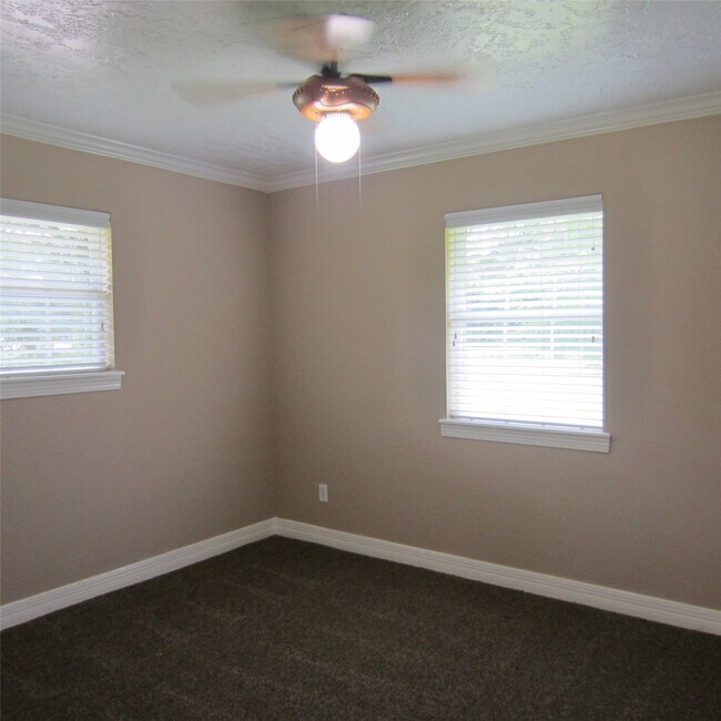 Building Photo - 18675 Ferne Dr