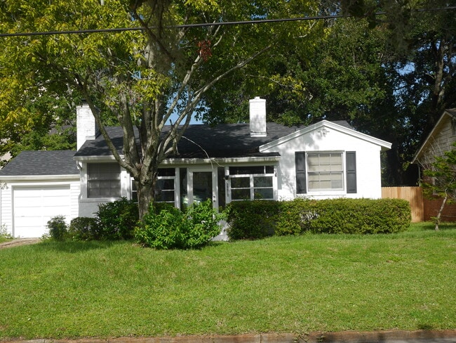 Building Photo - 2270 Larchmont Rd