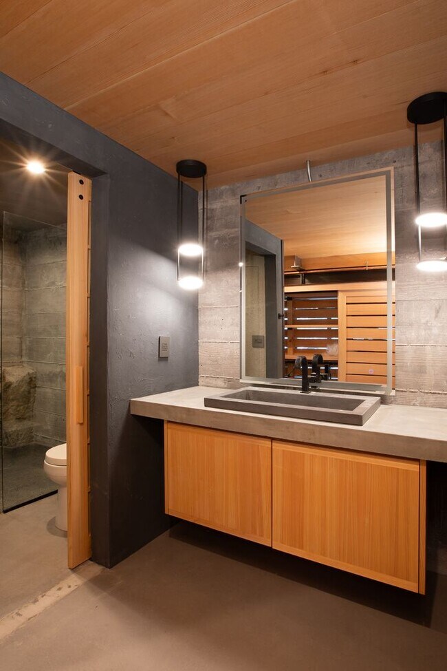 Building Photo - Architectural gem