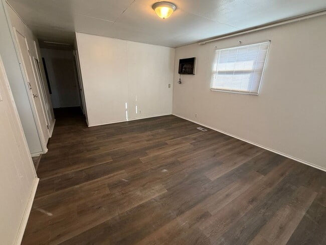 Building Photo - Cozy Three Bedroom/One Bath Home w/Fenced Back Yard