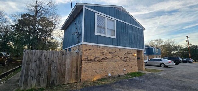 Primary Photo - Tour Today! Newly Updated 2/1.5 Townhome i...