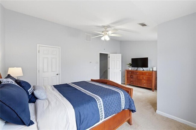 Building Photo - 2059 Lakeshore Overlook Dr