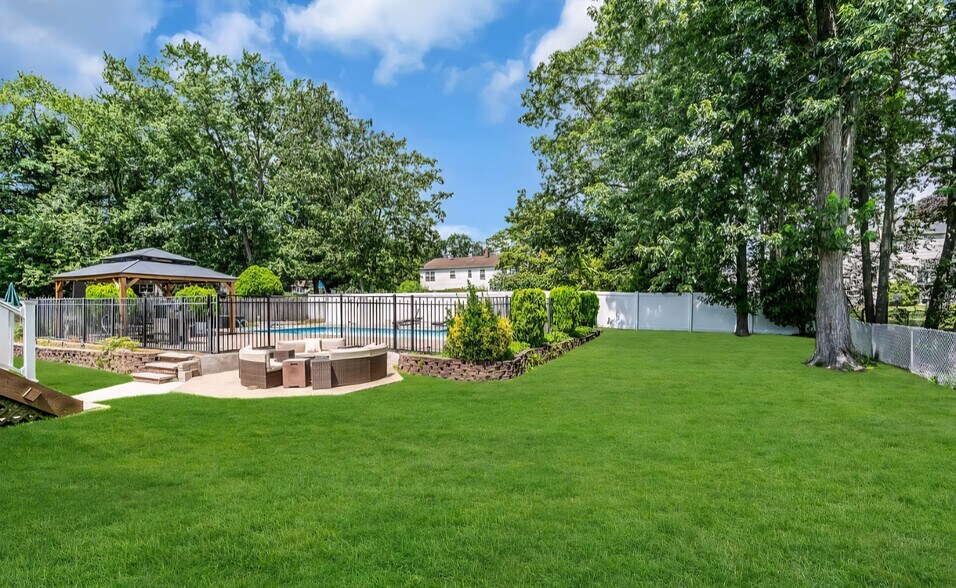 Building Photo - 15 Windsor Rd