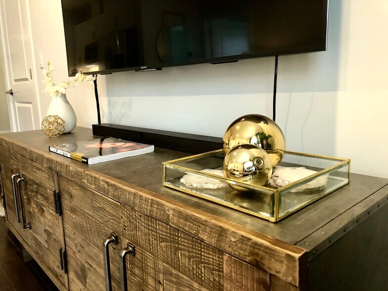 Building Photo - 1901 Summit Ave