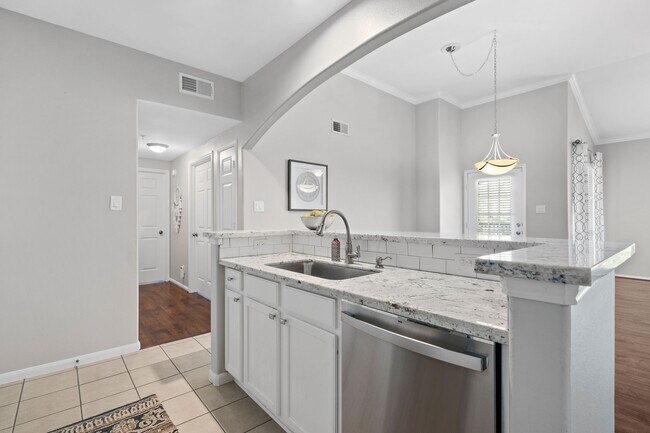 Building Photo - 6607 Lake Woodlands Dr