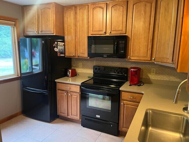 Building Photo - 9 Fawn Meadows