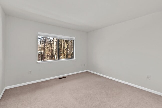 Building Photo - Updated 1800+ sq/ft 3 bdrm 2.5 bath end unit townhome