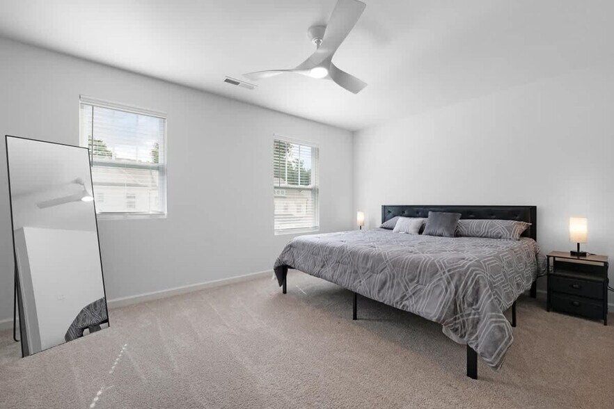 Building Photo - 2 Saltford Ln