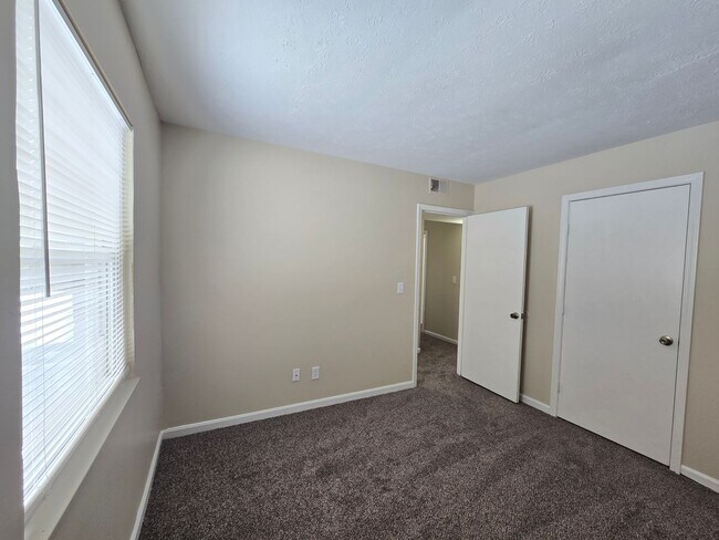 Building Photo - Nice, Recently Renovated, 3 Bedrooms, 1 Bath, Brick Ranch Home available Now! Located on a Cul de...