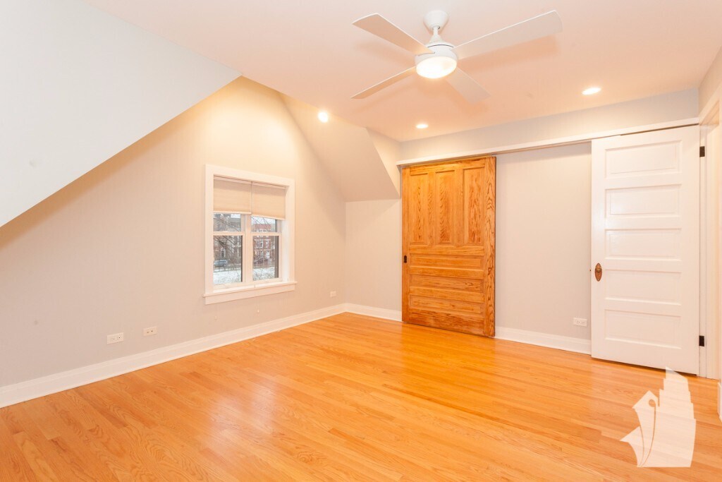 Building Photo - 2139 N Oakley Ave