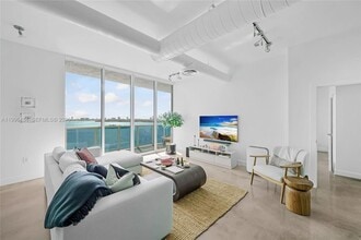 Building Photo - 700 NE 25th St