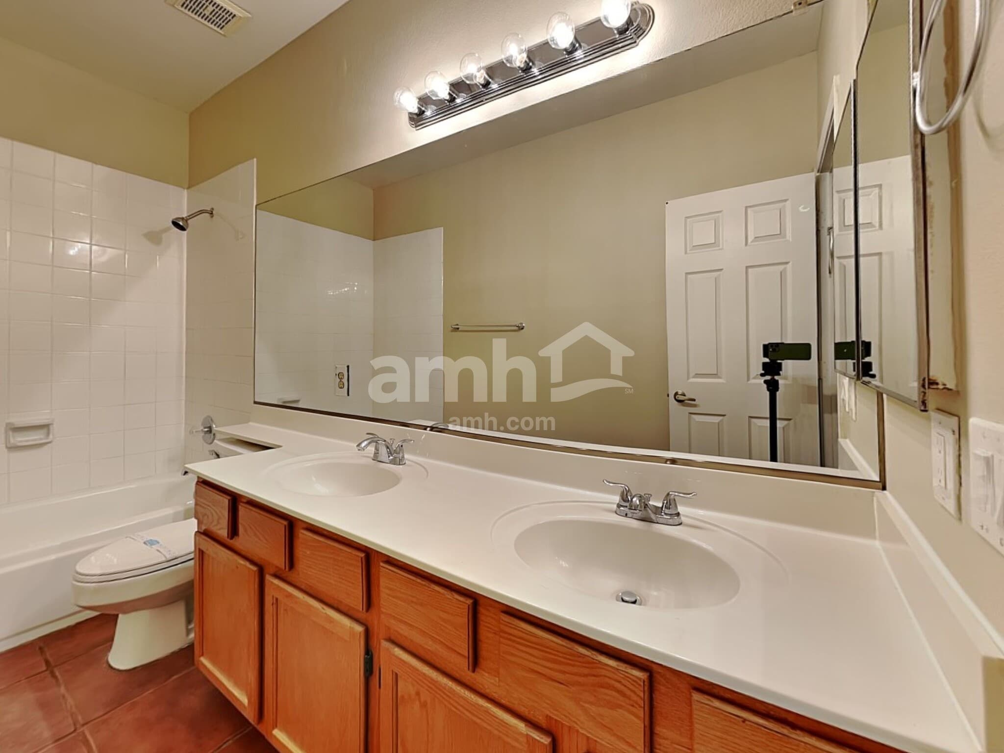 Building Photo - 1214 E Artesian Way