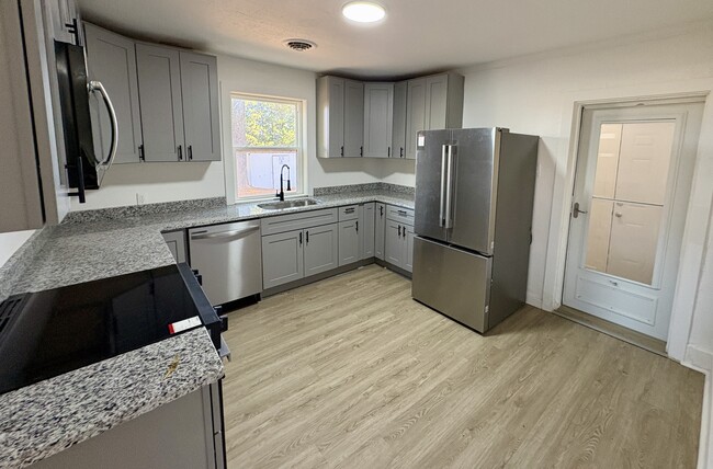 Building Photo - 889 W Main St