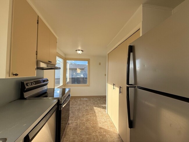 Building Photo - Charming 4 Bed, 2 Bath w/ Garage!