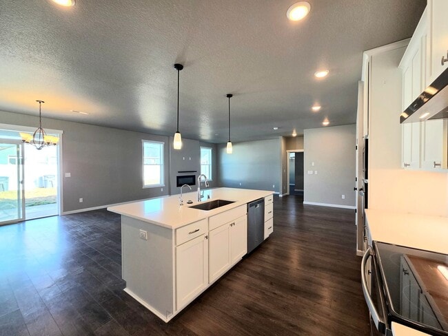 Building Photo - Beautiful Newer Build **Single Level** 4 Bedroom, 2 Bath House for Rent in Quincy!