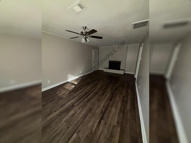 Building Photo - 28 Countrywood St