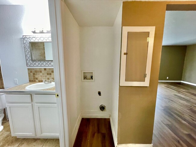 Building Photo - Spacious 2 bed 1 bath Condo with private p...