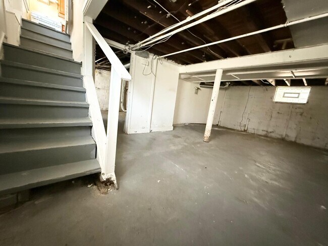 Building Photo - 3545 W 129th St