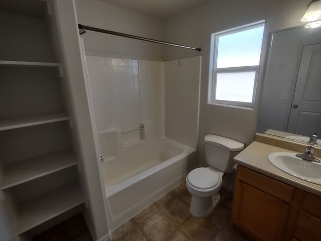 Building Photo - Fox Cove Unit