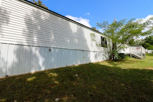 Building Photo - Newly Renovated Home