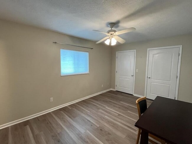 Building Photo - 6213 Sunset Ave
