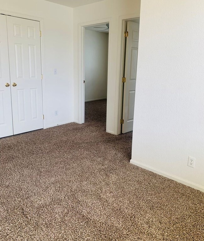 Building Photo - 3 Bedroom 2 Bathroom Townhome Close to DIA