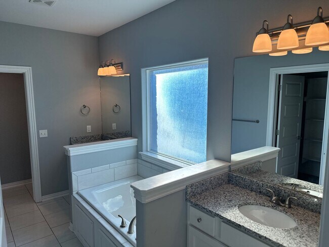 Building Photo - Available Now! Modern 3-Bedroom, 2-Bathroom Home in Legendary Subdivision near Shaw Elementary